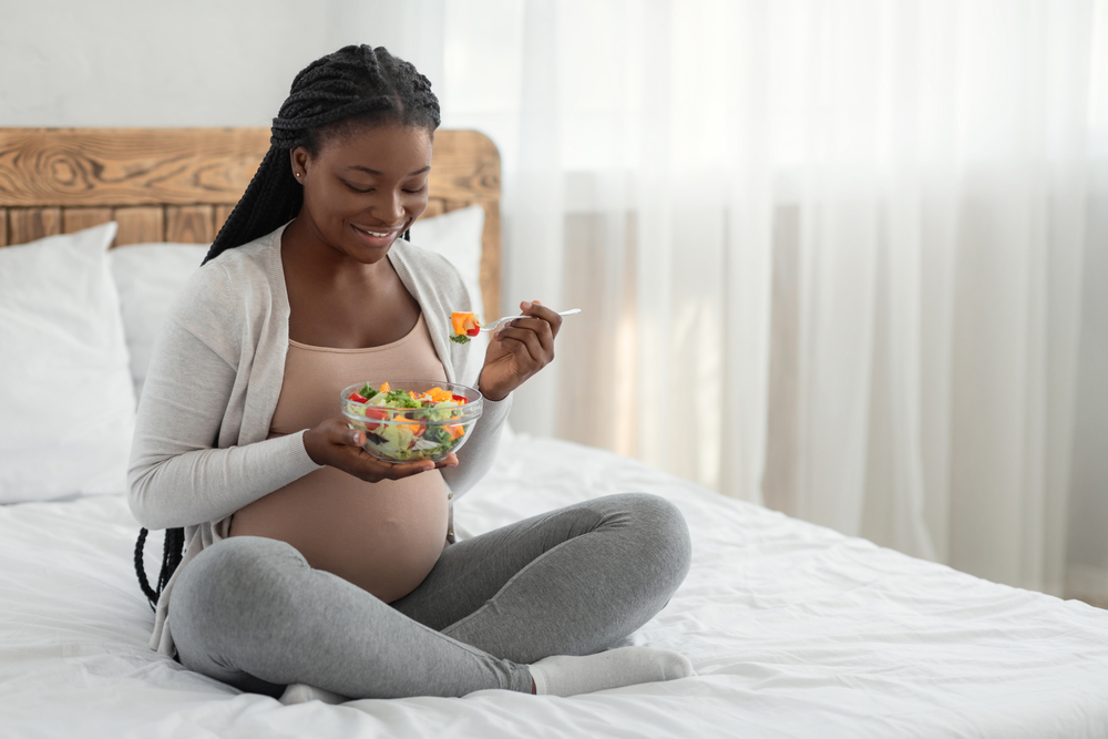 Pregnant woman eating healthy.