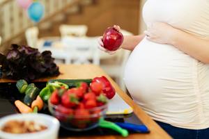 pregnant woman eating super foods